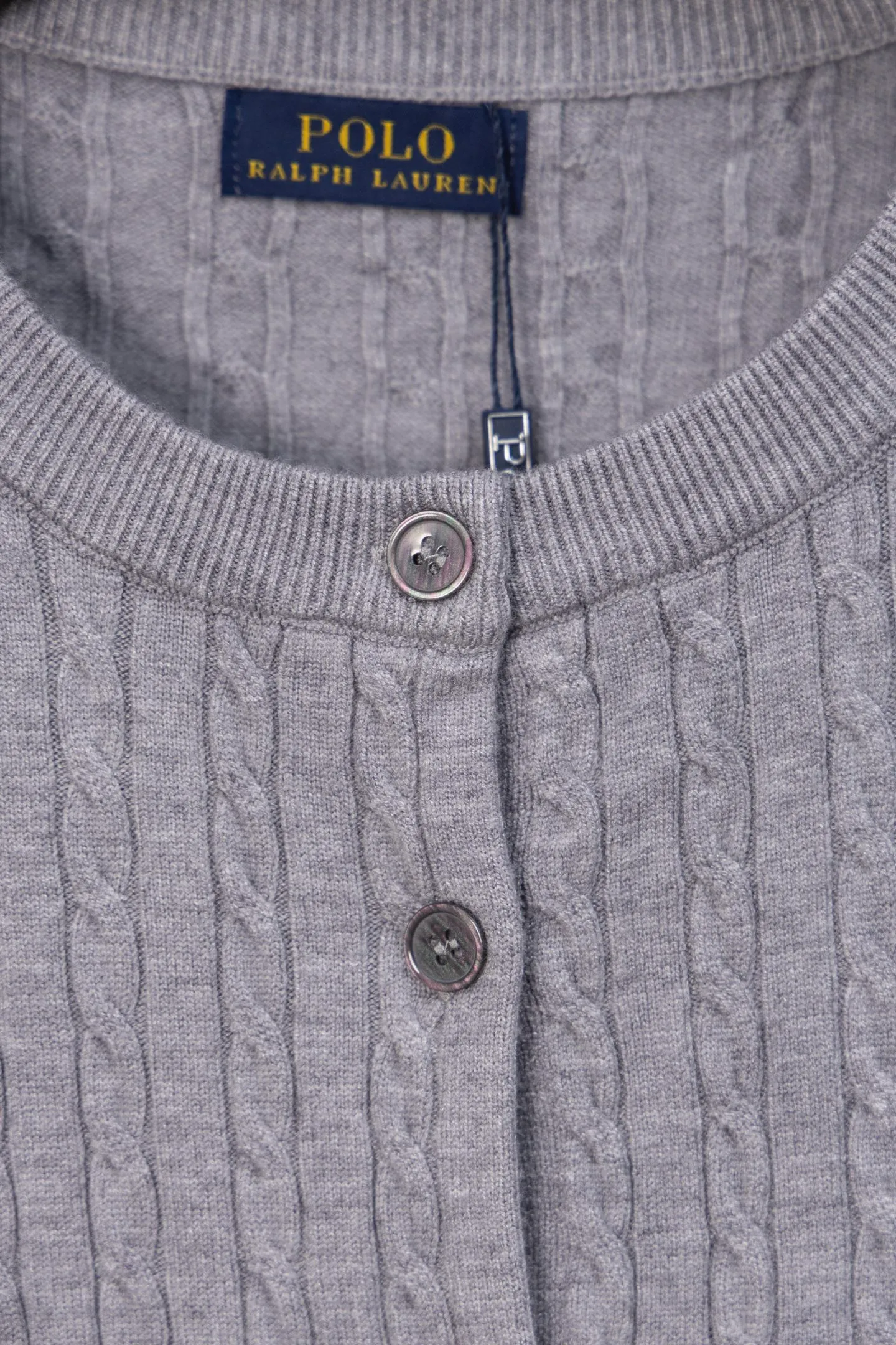 P170 Ralph Lauren Classic Round Neck Solid Color Pony Embroidered Logo Knitted Cardigan Long Sleeve Ralph Lauren Classic Basic Versatile Twist Knitted Cardigan Long Sleeve Main supply platform live broadcast Wholesale entity Replenish when out of stock Not removed from the shelves Quality 1:1 patterning Complete three standards Correct version of pony logo Imported quality cotton yarn Focus on high-end Cost-effective Good quality Needless to say Zhao Lusi's same style is really amazing, so sweet I'm so beautiful. This cardigan is really good-looking. It's simple and easy to wear. It's a must-have for goddess ootd. Good-looking clothes are never picky. A must-have in the wardrobe of goddesses. Size: S-XL. Color: black, apricot, gray, navy, red, white.